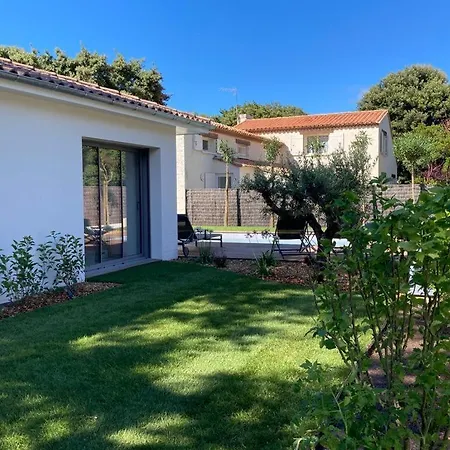 Villa- Sur -200 M Nauzan - Piscine 别墅 *