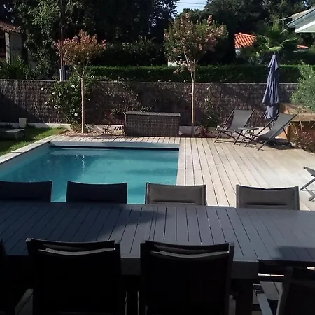 Villa- Sur -200 M Nauzan - Piscine 别墅 *